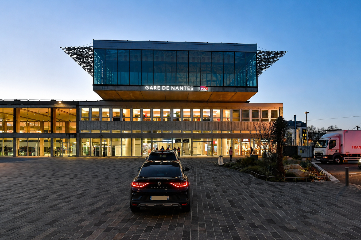 Renault Arkana avec chauffeur devant la gare SNCF de Nantes