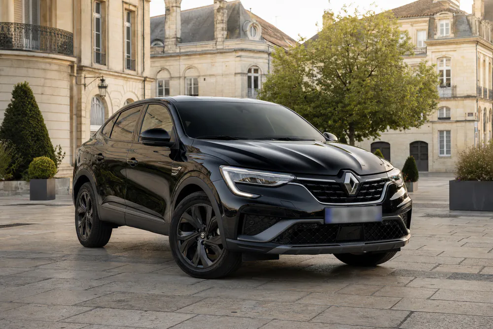 Renault Arkana noire de catégorie Standard, plaque masquée