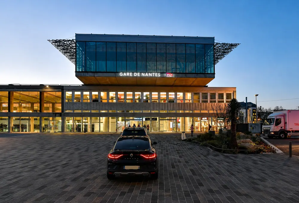 Véhicule avec chauffeur devant la gare SNCF de Nantes