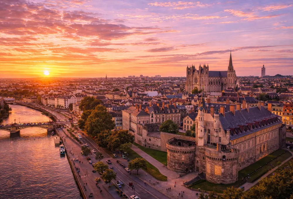 Vue aérienne de Nantes au coucher du soleil