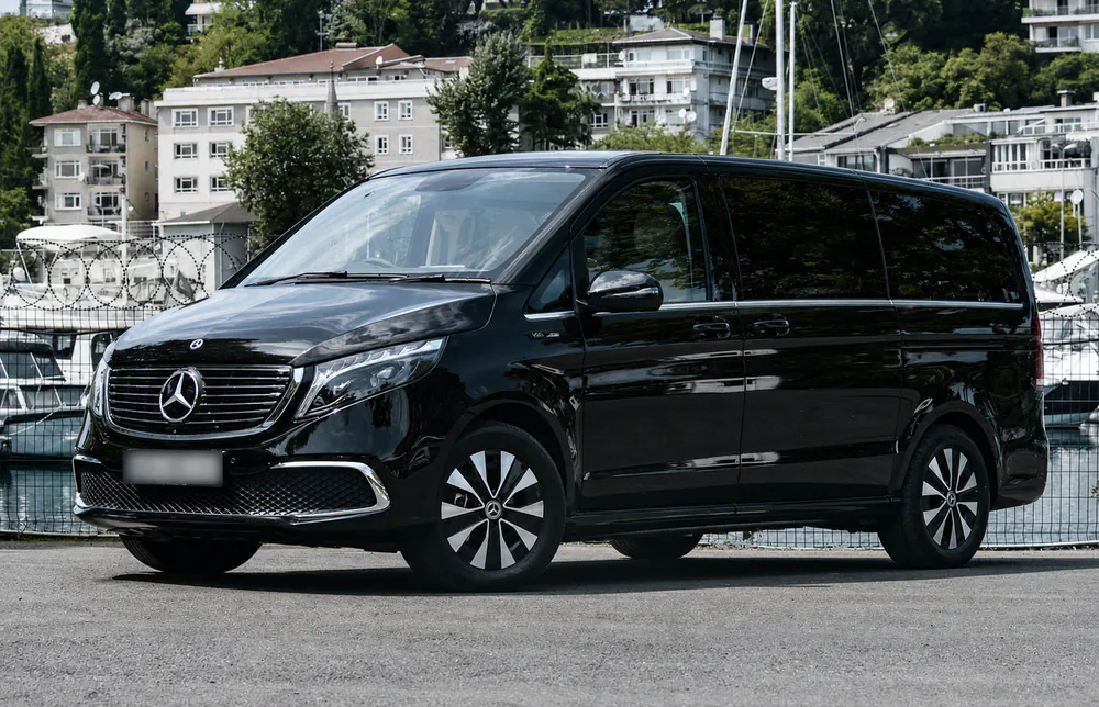 Mercedes Classe V noire de catégorie VIP, plaque masquée