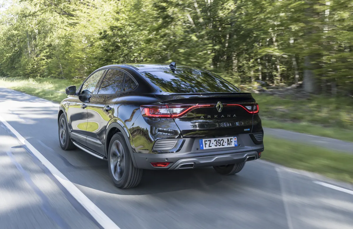 Renault Arkana noire pour un voyage touristique avec chauffeur privé