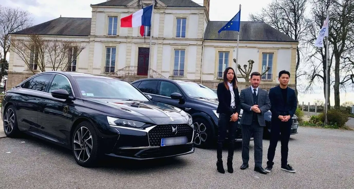 Équipe de chauffeurs TOTO VTC devant leurs véhicules