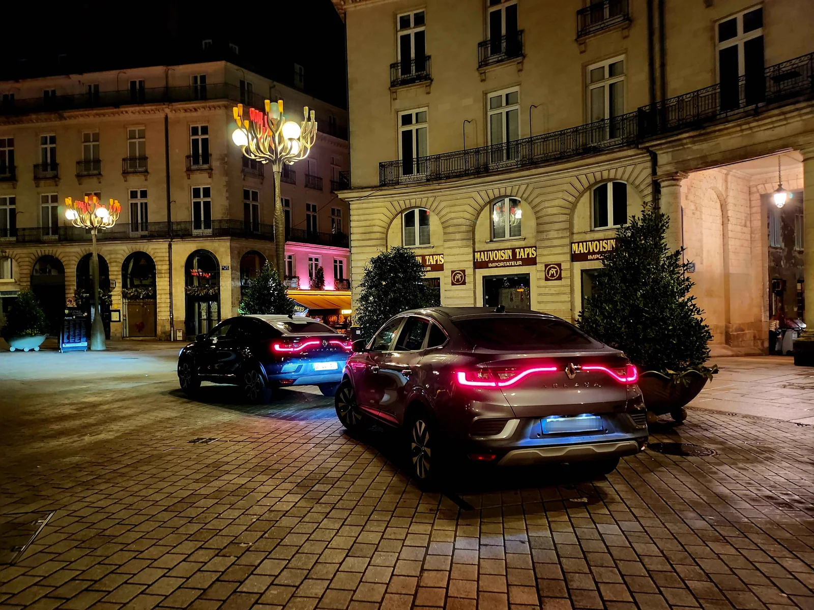 Deux véhicules TOTO VTC de l’équipe Loire-Atlantique stationnés de nuit à Nantes