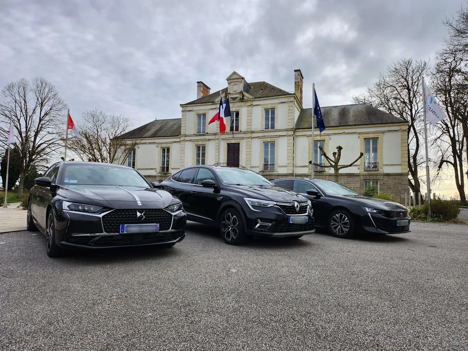 Trois véhicules TOTO VTC réunis devant la mairie de Montaigu-Vendée