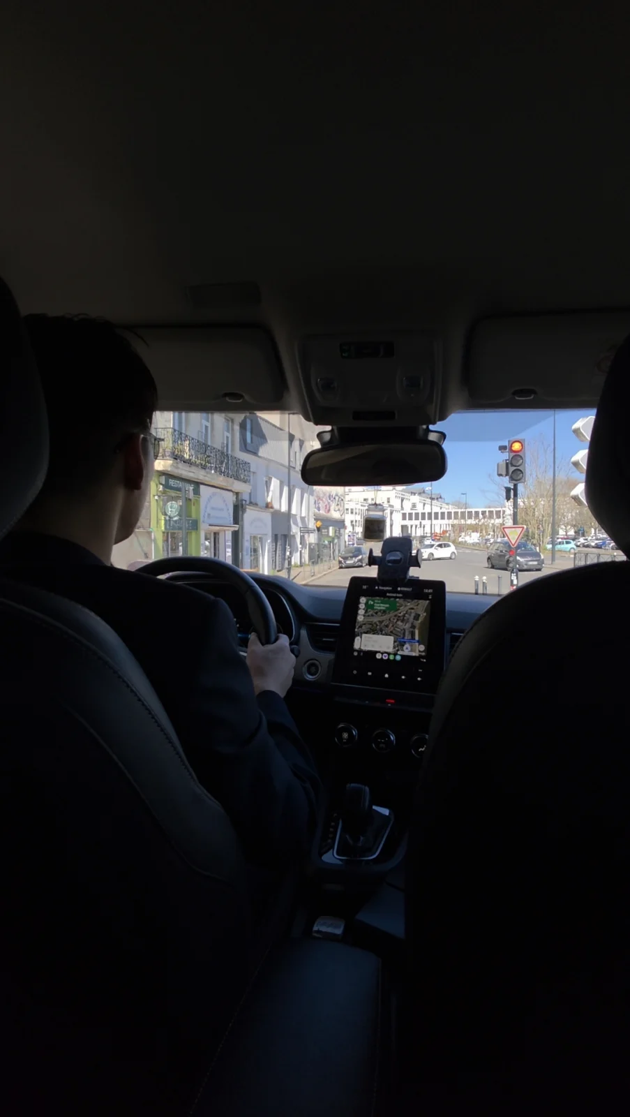 Chauffeur TOTO VTC pendant un trajet en ville