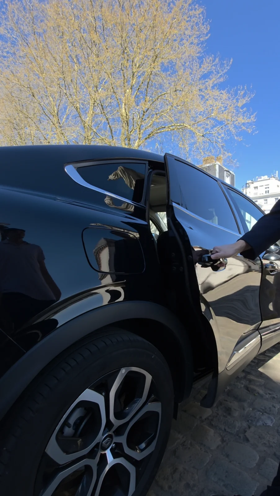 Ouverture de la porte d’un véhicule TOTO VTC pour accueillir un passager