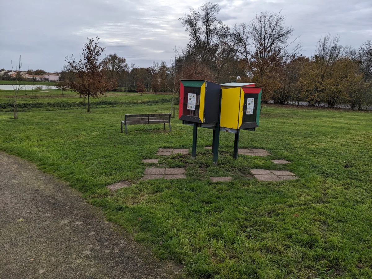 Boîte à livres aux Jardins de la Touche, au Bignon